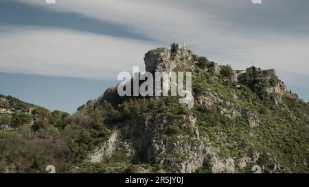 EZE, FRANCIA - CIRCA MARZO 2023: Vista della Chapelle de la Sainte Croix Eze Village, Costa Azzurra luogo famoso, contenuti di viaggio Foto Stock