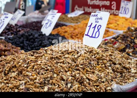 Frutta secca e noci in un mercato alimentare locale a Izmir, Turchia. Mucchi di noci aperte in una stalla di mercato. Foto Stock