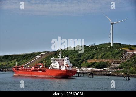 La petroliera petrolifera STAVFJORD è nella foto ormeggiata al Milford Haven Waterway e all'Energy Park che scaricano il suo carico lungo la costa del Pembrokeshire Foto Stock