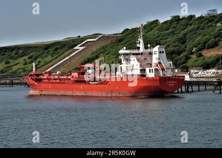 La petroliera petrolifera STAVFJORD è nella foto ormeggiata al Milford Haven Waterway e all'Energy Park che scaricano il suo carico lungo la costa del Pembrokeshire Foto Stock