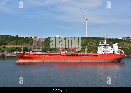 La petroliera petrolifera STAVFJORD è nella foto ormeggiata al Milford Haven Waterway e all'Energy Park che scaricano il suo carico lungo la costa del Pembrokeshire Foto Stock