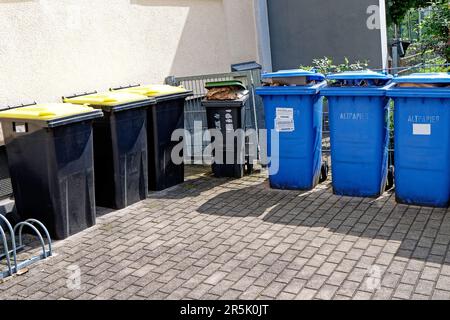 Ambiente, separazione dei rifiuti: Contenitori per imballaggio, rifiuti organici e carta Foto Stock