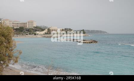 MONACO MONTE CARLO - CIRCA MARZO 2023: Spiaggia Larvotto in primavera, contenuti di viaggio Foto Stock