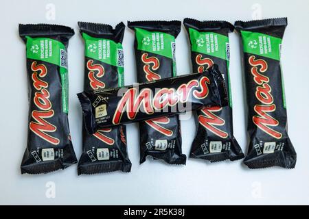 Mars, gigante DELLA pasticceria DEGLI STATI UNITI, si sposterà su imballaggi cartacei per il suo prodotto di cioccolato Mars Bar come parte di un nuovo test pilota nel Regno Unito Foto Stock