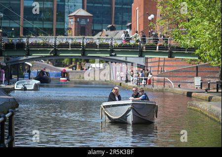 Brindley Place, Birmingham 4th giugno 2023 - i visitatori del centro di Birmingham hanno goduto di temperature che hanno raggiunto i 22 gradi Celsius mentre la mini ondata di caldo continua la domenica pomeriggio. La gente si è divertita con il paddleboard e le barche a motore per godersi i canali della città e ha usato sedie a sdraio per prendere il sole a Brindley Place. Molti amanti del sole sono stati avvistati in pub affollati sul canalside e rilassarsi su gradini. Credit: Stop Press Media/Alamy Live News Foto Stock