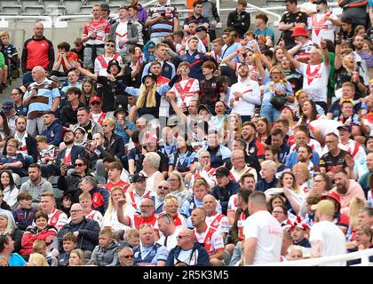 I fan di St Helens si aspettano il Magic Weekend Match St Helens vs Huddersfield Giants a St James's Park, Newcastle, Regno Unito, 4th giugno 2023 (Foto di Craig Cresswell/News Images) Foto Stock