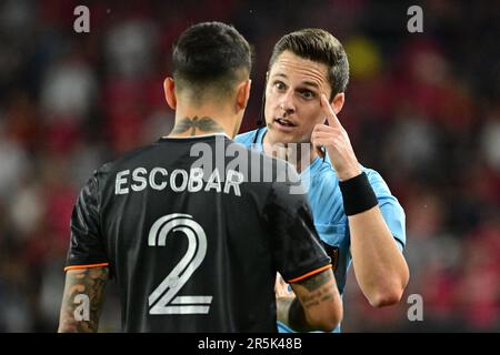 St Louis, Stati Uniti. 03rd giugno, 2023. L'arbitro Joe Dickerson gesta il difensore di Houston Dynamo Franco Escobar (2) in ritardo nel gioco. STL City ha giocato la Houston Dynamo in una partita di calcio della Major League il 3 giugno 2023 al CITY Park Stadium di St Louis, Missouri, Stati Uniti. Foto di Tim Vizer/Sipa USA Credit: Sipa USA/Alamy Live News Foto Stock