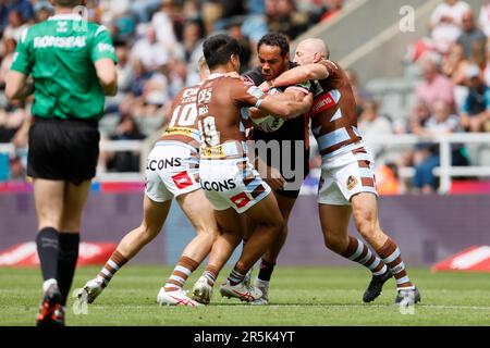 Il Leroy Cudjoe (centro) dei giganti di Huddersfield è affrontato da Matty Lees di St Helens (a sinistra), James Bell di St Helens (secondo da sinistra) e James Roby di St Helens durante la partita della Betfred Super League a St James' Park, Newcastle upon Tyne. Data immagine: Domenica 4 giugno 2023. Foto Stock