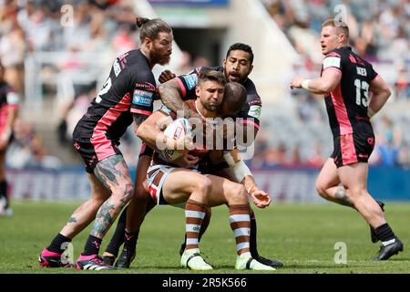 Tommy Makinson (centro) di St Helens viene affrontato durante la partita della Betfred Super League a St James' Park, Newcastle upon Tyne. Data immagine: Domenica 4 giugno 2023. Foto Stock