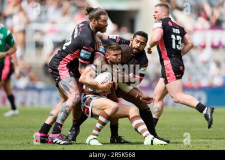 Tommy Makinson (centro) di St Helens viene affrontato durante la partita della Betfred Super League a St James' Park, Newcastle upon Tyne. Data immagine: Domenica 4 giugno 2023. Foto Stock