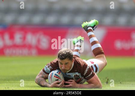 Newcastle, Regno Unito. 4th giugno 2023. Mark Percival of St Helens segna una prova durante la partita della Super League tra Saint Helens e Huddersfield Giants a St. James's Park, Newcastle, domenica 4th giugno 2023. (Foto: Mark Fletcher | NOTIZIE MI) Credit: NOTIZIE MI & Sport /Alamy Live News Foto Stock