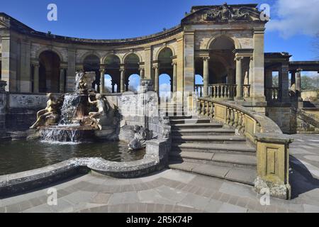 Acquedotto e loggia nel Giardino Italiano del Castello di Hever, Kent. Foto Stock