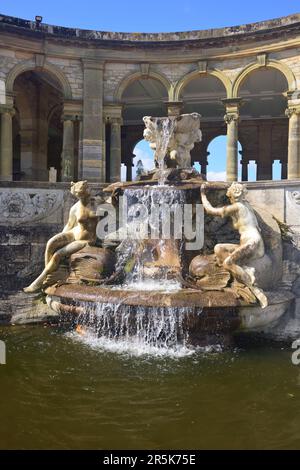 Acquedotto e loggia nel Giardino Italiano del Castello di Hever, Kent. Foto Stock