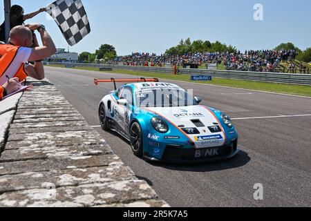 Andover, Regno Unito. 04th giugno, 2023. Circuito di Thruxton, Andover, Hampshire, Regno Unito il 04 2023 giugno. Robert de Haan si piazza al primo posto in gara 1 durante la Porsche Carrera Cup del circuito di Thruxton, Andover, Hampshire, Regno Unito, il 04 2023 giugno. Credit: Francis Knight/Alamy Live News Foto Stock