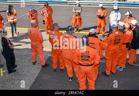 Andover, Regno Unito. 04th giugno, 2023. Circuito di Thruxton, Andover, Hampshire, Regno Unito il 04 2023 giugno. Le marshalls vengono rieducate all'inizio della giornata al Kwik Fit British Touring Car Championships (BTCC) al Thruxton Circuit di Andover, Hampshire, Regno Unito, il 04 2023 giugno. Credit: Francis Knight/Alamy Live News Foto Stock