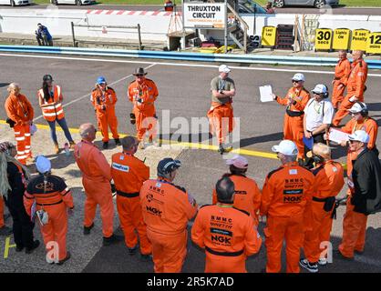 Andover, Regno Unito. 04th giugno, 2023. Circuito di Thruxton, Andover, Hampshire, Regno Unito il 04 2023 giugno. Le marshalls vengono rieducate all'inizio della giornata al Kwik Fit British Touring Car Championships (BTCC) al Thruxton Circuit di Andover, Hampshire, Regno Unito, il 04 2023 giugno. Credit: Francis Knight/Alamy Live News Foto Stock