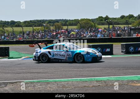 Andover, Regno Unito. 04th giugno, 2023. Circuito di Thruxton, Andover, Hampshire, Regno Unito il 04 2023 giugno. Robert de Haan si piazza al primo posto in gara 1 durante la Porsche Carrera Cup del circuito di Thruxton, Andover, Hampshire, Regno Unito, il 04 2023 giugno. Credit: Francis Knight/Alamy Live News Foto Stock