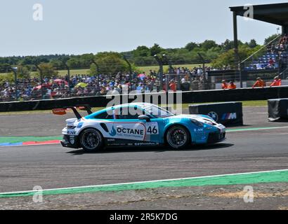 Andover, Regno Unito. 04th giugno, 2023. Circuito di Thruxton, Andover, Hampshire, Regno Unito il 04 2023 giugno. Robert de Haan si piazza al primo posto in gara 1 durante la Porsche Carrera Cup del circuito di Thruxton, Andover, Hampshire, Regno Unito, il 04 2023 giugno. Credit: Francis Knight/Alamy Live News Foto Stock