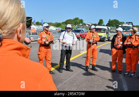 Andover, Regno Unito. 04th giugno, 2023. Circuito di Thruxton, Andover, Hampshire, Regno Unito il 04 2023 giugno. Le marshalls vengono rieducate all'inizio della giornata al Kwik Fit British Touring Car Championships (BTCC) al Thruxton Circuit di Andover, Hampshire, Regno Unito, il 04 2023 giugno. Credit: Francis Knight/Alamy Live News Foto Stock