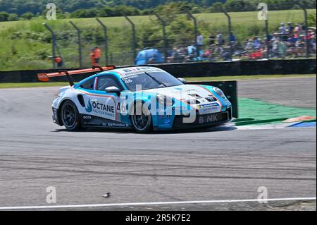 Andover, Regno Unito. 04th giugno, 2023. Circuito di Thruxton, Andover, Hampshire, Regno Unito il 04 2023 giugno. Robert de Haan si piazza al primo posto in gara 1 durante la Porsche Carrera Cup del circuito di Thruxton, Andover, Hampshire, Regno Unito, il 04 2023 giugno. Credit: Francis Knight/Alamy Live News Foto Stock