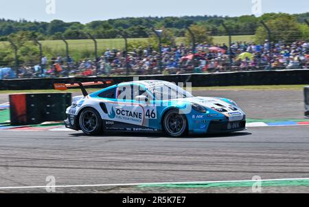 Andover, Regno Unito. 04th giugno, 2023. Circuito di Thruxton, Andover, Hampshire, Regno Unito il 04 2023 giugno. Robert de Haan si piazza al primo posto in gara 1 durante la Porsche Carrera Cup del circuito di Thruxton, Andover, Hampshire, Regno Unito, il 04 2023 giugno. Credit: Francis Knight/Alamy Live News Foto Stock