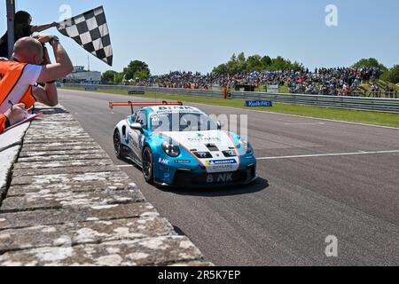 Andover, Regno Unito. 04th giugno, 2023. Circuito di Thruxton, Andover, Hampshire, Regno Unito il 04 2023 giugno. Robert de Haan si piazza al primo posto in gara 1 durante la Porsche Carrera Cup del circuito di Thruxton, Andover, Hampshire, Regno Unito, il 04 2023 giugno. Credit: Francis Knight/Alamy Live News Foto Stock