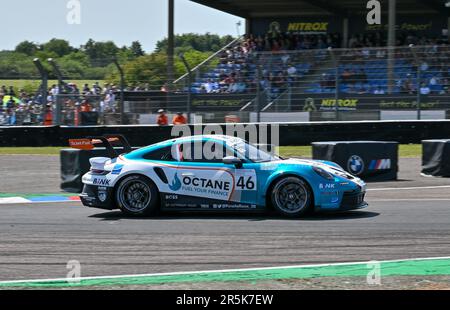 Andover, Regno Unito. 04th giugno, 2023. Circuito di Thruxton, Andover, Hampshire, Regno Unito il 04 2023 giugno. Robert de Haan si piazza al primo posto in gara 1 durante la Porsche Carrera Cup del circuito di Thruxton, Andover, Hampshire, Regno Unito, il 04 2023 giugno. Credit: Francis Knight/Alamy Live News Foto Stock