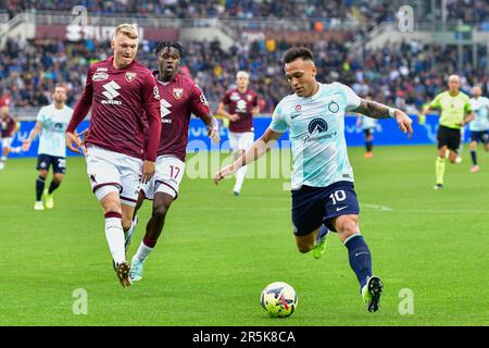 Torino, Italia. 03rd giugno, 2023. Lautaro Martinez (10°) dell'Inter e Perr Schuurs (3°) di Torino visto durante la Serie Un match tra Torino e Inter allo Stadio Olimpico di Torino. (Photo Credit: Gonzales Photo/Alamy Live News Foto Stock