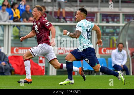 Torino, Italia. 03rd giugno, 2023. Mergim Vojvoda (27) di Torino e Lautaro Martinez (10) di Interseen durante la Serie Un match tra Torino e Inter allo Stadio Olimpico di Torino. (Photo Credit: Gonzales Photo/Alamy Live News Foto Stock