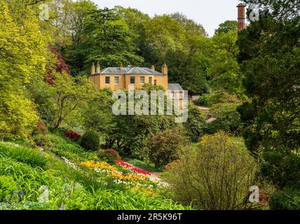 Esterno di un mulino restaurato per la filatura e la tessitura del cotone nel nord dell'Inghilterra con giardini formali Foto Stock