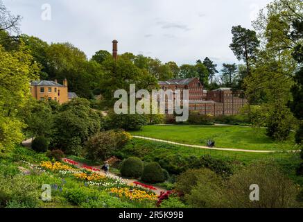 Esterno di un mulino restaurato per la filatura e la tessitura del cotone nel nord dell'Inghilterra con giardini formali Foto Stock