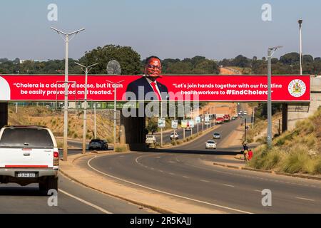 Banner pubblicitario del Ministero della salute del Malawi su un'autostrada a Lilongwe. Chiamata a combattere il colera. Banner informativo su un ponte autostradale con il presidente del Malawi che promuove la prevenzione del colera. Lilongwe, Malawi. Il colera è una malattia mortale, ma può essere facilmente prevenuta e trattata. Uniamo le mani ai nostri operatori sanitari in prima linea per porre fine al colera Foto Stock