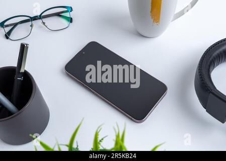 Telefono vuoto sulla scrivania dell'ufficio. Composizione professionale Foto Stock