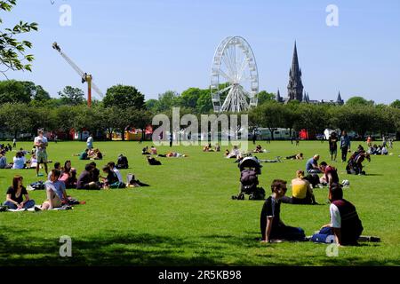 Edimburgo, Scozia, Regno Unito. 4th giu 2023. Fondato nel 1974, il Meadows Festival è stato eseguito il primo fine settimana di giugno quasi ogni anno da allora. Negli ultimi 49 anni il festival è cambiato e oggi l'evento vanta uno dei più grandi festival comunitari del Regno Unito, con il più grande mercato all'aperto di Edimburgo e qualcosa per tutte le età. Il tempo soleggiato ha fatto uscire la folla per godersi la giornata. Rilassatevi con il sole con l'area giochi per bambini e passeggiate sullo sfondo. Credit: Craig Brown/Alamy Live News Foto Stock