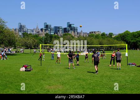 Edimburgo, Scozia, Regno Unito. 4th giu 2023. Fondato nel 1974, il Meadows Festival è stato eseguito il primo fine settimana di giugno quasi ogni anno da allora. Negli ultimi 49 anni il festival è cambiato e oggi l'evento vanta uno dei più grandi festival comunitari del Regno Unito, con il più grande mercato all'aperto di Edimburgo e qualcosa per tutte le età. Il tempo soleggiato ha fatto uscire la folla per godersi la giornata. Giocare a pallavolo in vista dello sviluppo di Quartermile. Credit: Craig Brown/Alamy Live News Foto Stock