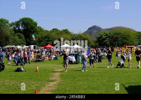 Edimburgo, Scozia, Regno Unito. 4th giu 2023. Fondato nel 1974, il Meadows Festival è stato eseguito il primo fine settimana di giugno quasi ogni anno da allora. Negli ultimi 49 anni il festival è cambiato e oggi l'evento vanta uno dei più grandi festival comunitari del Regno Unito, con il più grande mercato all'aperto di Edimburgo e qualcosa per tutte le età. Il tempo soleggiato ha fatto uscire la folla per godersi la giornata. Arthurs Seat si infila sui prati. Credit: Craig Brown/Alamy Live News Foto Stock