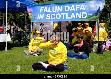 Edimburgo, Scozia, Regno Unito. 4th giu 2023. Fondato nel 1974, il Meadows Festival è stato eseguito il primo fine settimana di giugno quasi ogni anno da allora. Negli ultimi 49 anni il festival è cambiato e oggi l'evento vanta uno dei più grandi festival comunitari del Regno Unito, con il più grande mercato all'aperto di Edimburgo e qualcosa per tutte le età. Il tempo soleggiato ha fatto uscire la folla per godersi la giornata. Movimento religioso Falun Dafa in Scozia. Credit: Craig Brown/Alamy Live News Foto Stock