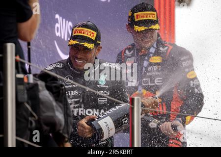 BARCELLONA - Max Verstappen (Red Bull Racing) sul podio con Lewis Hamilton (Mercedes) durante il Gran Premio di Spagna. ANP SEM VAN DER WAL Foto Stock