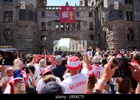 04 giugno 2023, Sassonia, Lipsia: Calcio: DFB Cup, dopo la finale, RB Leipzig - Eintracht Francoforte. Numerosi tifosi celebrano i giocatori di RB Leipzig guardando verso il basso da una transizione nel nuovo municipio. RB Leipzig ha vinto la finale della DFB Cup per la seconda volta la notte precedente (3,6.). Foto: Jan Woitas/dpa - NOTA IMPORTANTE: In conformità ai requisiti della DFL Deutsche Fußball Liga e della DFB Deutscher Fußball-Bund, è vietato utilizzare o utilizzare fotografie scattate nello stadio e/o della partita sotto forma di sequenze di immagini e/o serie di foto simili a un video. Foto Stock