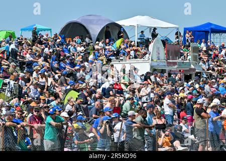 Andover, Regno Unito. 04th giugno, 2023. Circuito di Thruxton, Andover, Hampshire, Regno Unito il 04 2023 giugno. I fan guardano le corse durante il round 11 del Campionato britannico di auto Touring Kwik Fit (BTCC) al circuito di Thruxton, Andover, Hampshire, Regno Unito, il 04 2023 giugno. Credit: Francis Knight/Alamy Live News Foto Stock