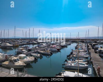 Il porto e la Marina di San Vincenzo con barche ormeggiate a San Vincenzo, provincia di Livorno, Toscana, Italia Foto Stock