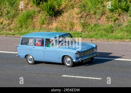 1966 60s anni Sessanta Blue Hillman Super Minx Estate, benzina 1725 cc; viaggiando sull'autostrada M61, Regno Unito Foto Stock