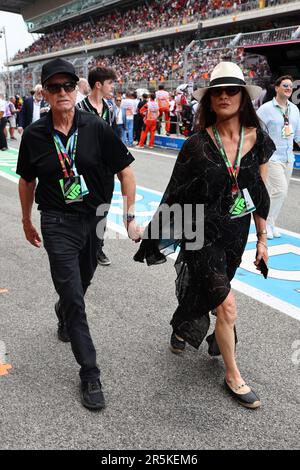 Barcellona, Spagna. 04th giugno, 2023. (L a R): Michael Douglas (USA) attore con sua moglie Catherine Zeta-Jones (GBR) attrice. 04.06.2023. Campionato del mondo di Formula 1, Rd 8, Gran Premio di Spagna, Barcellona, Spagna, Giorno della gara. Il credito fotografico dovrebbe essere: XPB/immagini dell'Associazione Stampa. Credit: XPB Images Ltd/Alamy Live News Foto Stock