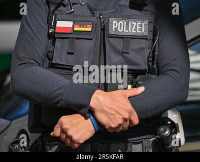 Swiecko, Polonia. 30th maggio, 2023. Un poliziotto della polizia tedesco-polacca si trova al valico di frontiera dell'autostrada presso il Centro comune di cooperazione doganale e di polizia tedesco-polacca. Credit: Patrick Pleul/dpa/Alamy Live News Foto Stock