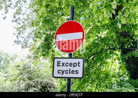 Cartello stradale che vieta l'ingresso di tutti i veicoli ad eccezione di Cycles, Londra, Regno Unito Foto Stock