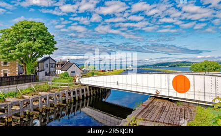 Inverness Scotland un cielo blu nei primi mesi estivi il Clachnaharry Railway Swing Bridge e guardando giù per le chiuse del mare e Beauly firth Foto Stock