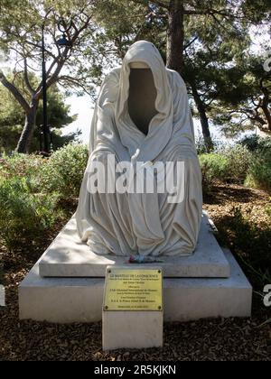 'Il mantello della coscienza' statua in San Martin Gardens. Città di Monaco, Monaco. Foto Stock