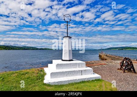 Inverness Scotland guardando giù il Beauly Firth il faro bianco all'inizio dell'estate vicino alle chiuse di mare di Caledonia di Clachnaharry Foto Stock