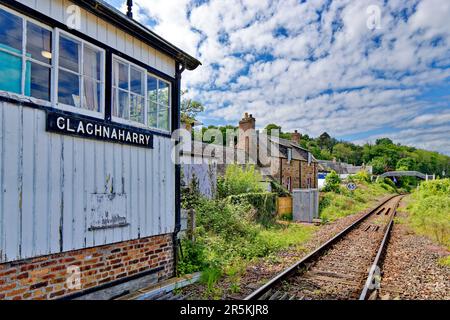 Inverness Scotland guardando oltre la Clachnaharry Signal Box all'inizio dell'estate, lungo la ferrovia fino al ponte pedonale Foto Stock