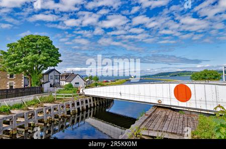 Inverness Scotland The Clachnaharry Railway Swing Bridge nei primi mesi estivi, guardando verso le chiuse del mare del canale di Caledonian Foto Stock